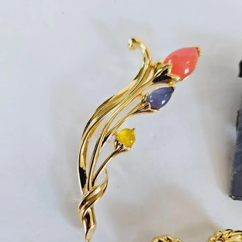 Lot 3 Trifari Signed Rhinestone Lucite Cabochon Floral Heart Earrings Brooches
